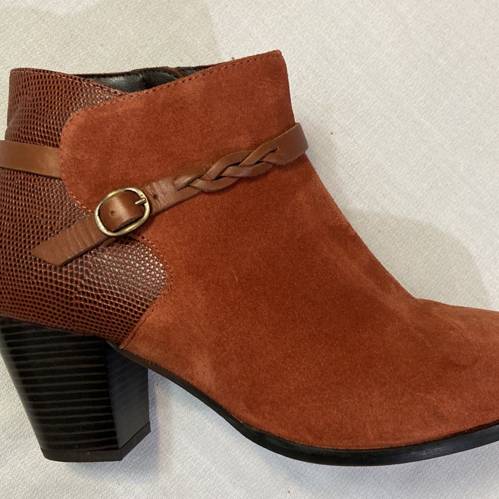 Leather Side Zip Women’s Heeled Booties -Nice! Size 8